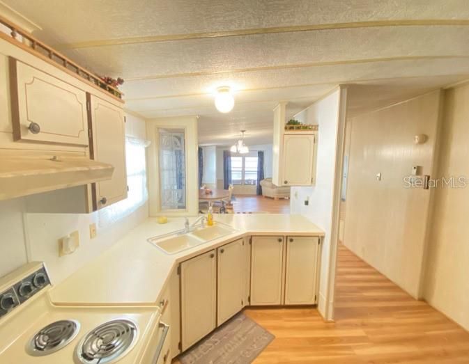 For Sale: $134,900 (2 beds, 2 baths, 1012 Square Feet)