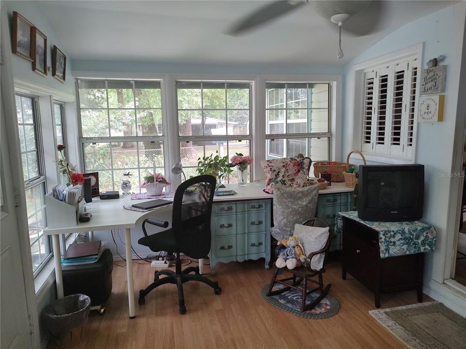 Recently Sold: $139,000 (2 beds, 1 baths, 924 Square Feet)
