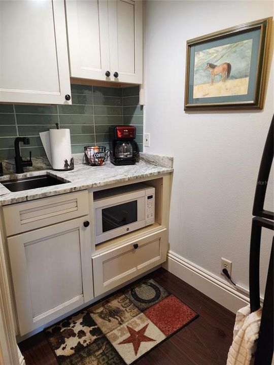 For Sale: $104,500 (1 beds, 1 baths, 370 Square Feet)