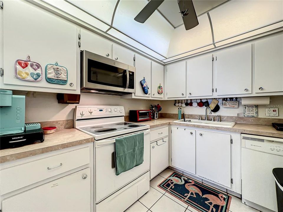 Active With Contract: $125,000 (2 beds, 2 baths, 1077 Square Feet)