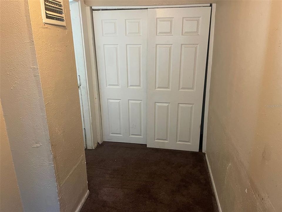 Active With Contract: $1,395 (2 beds, 1 baths, 948 Square Feet)