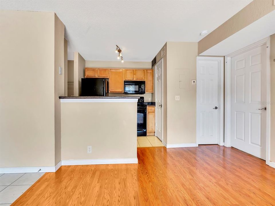 Active With Contract: $1,395 (1 beds, 1 baths, 644 Square Feet)