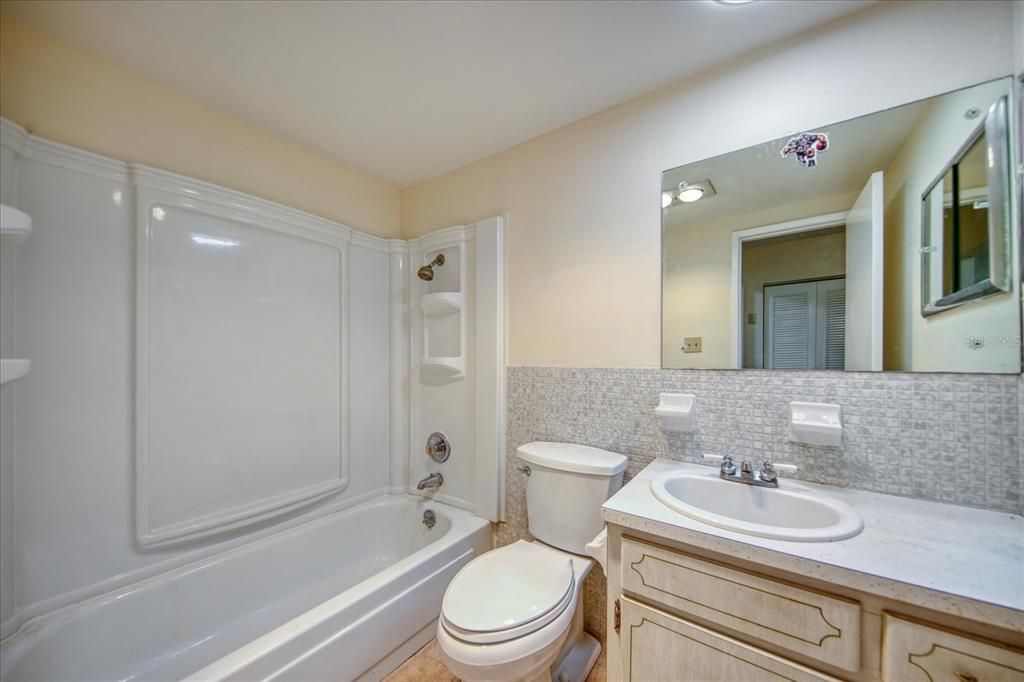 Active With Contract: $1,275 (1 beds, 1 baths, 636 Square Feet)