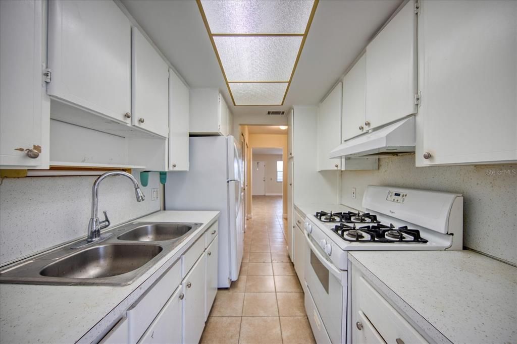 Active With Contract: $1,275 (1 beds, 1 baths, 636 Square Feet)