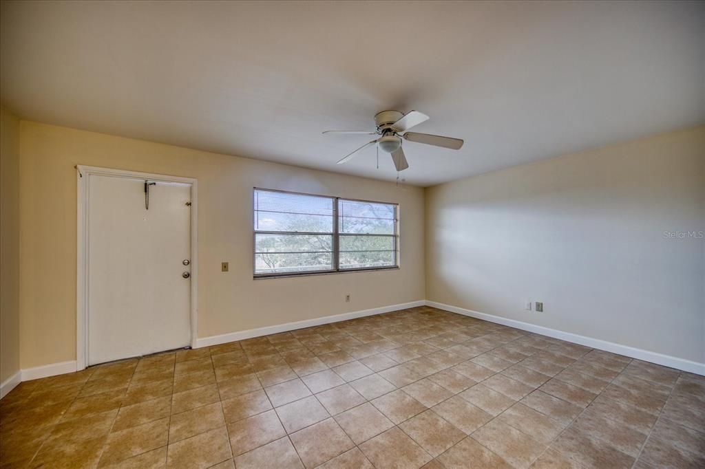 Active With Contract: $1,275 (1 beds, 1 baths, 636 Square Feet)