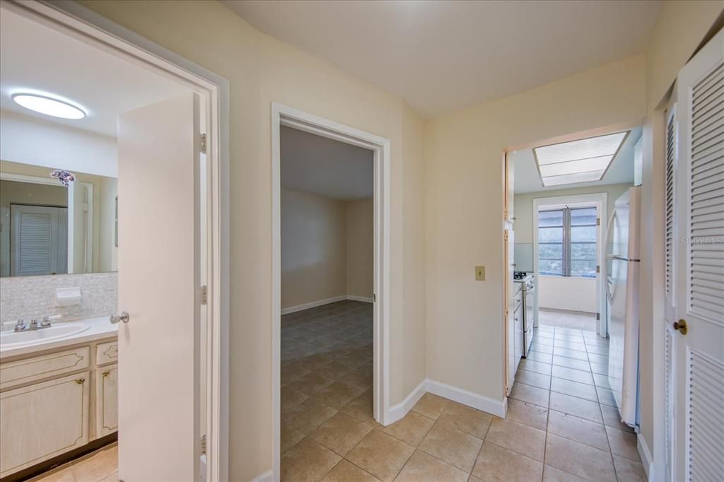 Active With Contract: $1,275 (1 beds, 1 baths, 636 Square Feet)