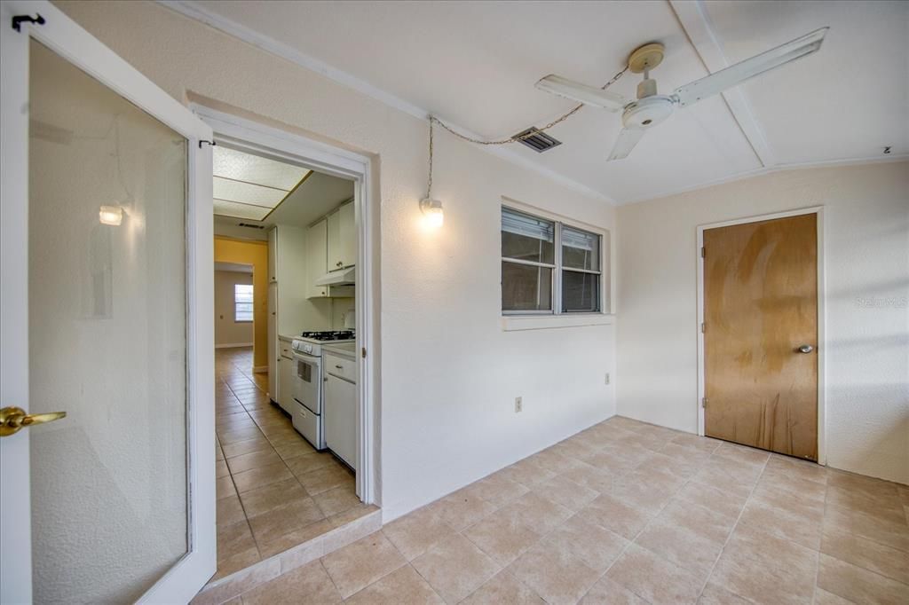 Active With Contract: $1,275 (1 beds, 1 baths, 636 Square Feet)