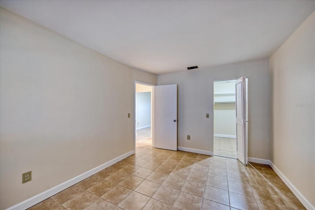 Active With Contract: $1,275 (1 beds, 1 baths, 636 Square Feet)