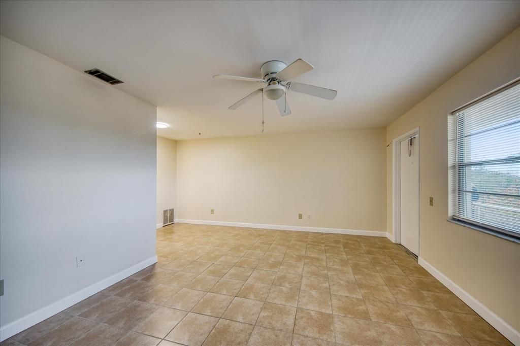 Active With Contract: $1,275 (1 beds, 1 baths, 636 Square Feet)