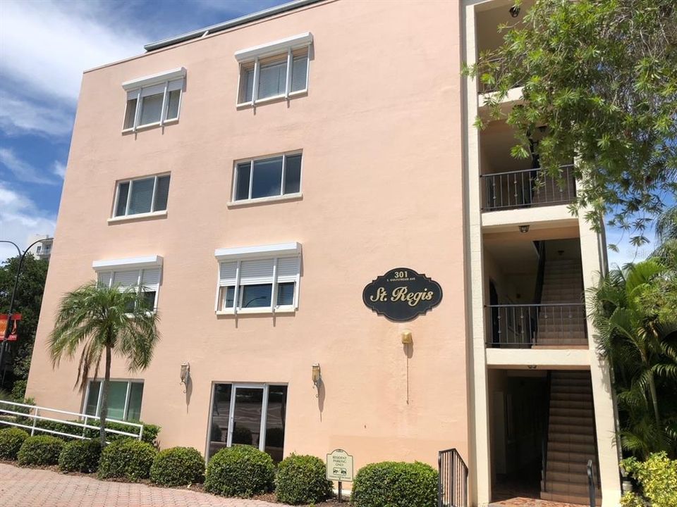 Recently Rented: $2,200 (1 beds, 1 baths, 832 Square Feet)
