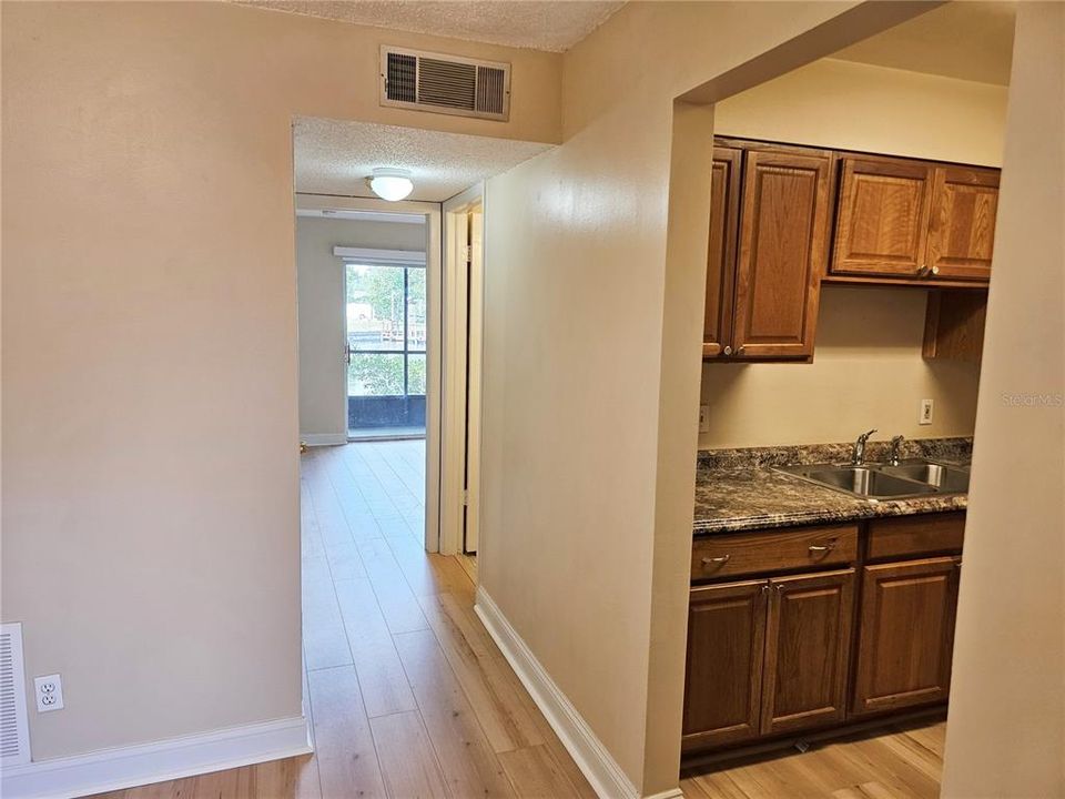 For Sale: $148,900 (1 beds, 1 baths, 760 Square Feet)