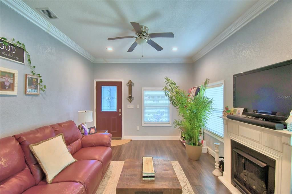For Sale: $235,000 (3 beds, 1 baths, 924 Square Feet)