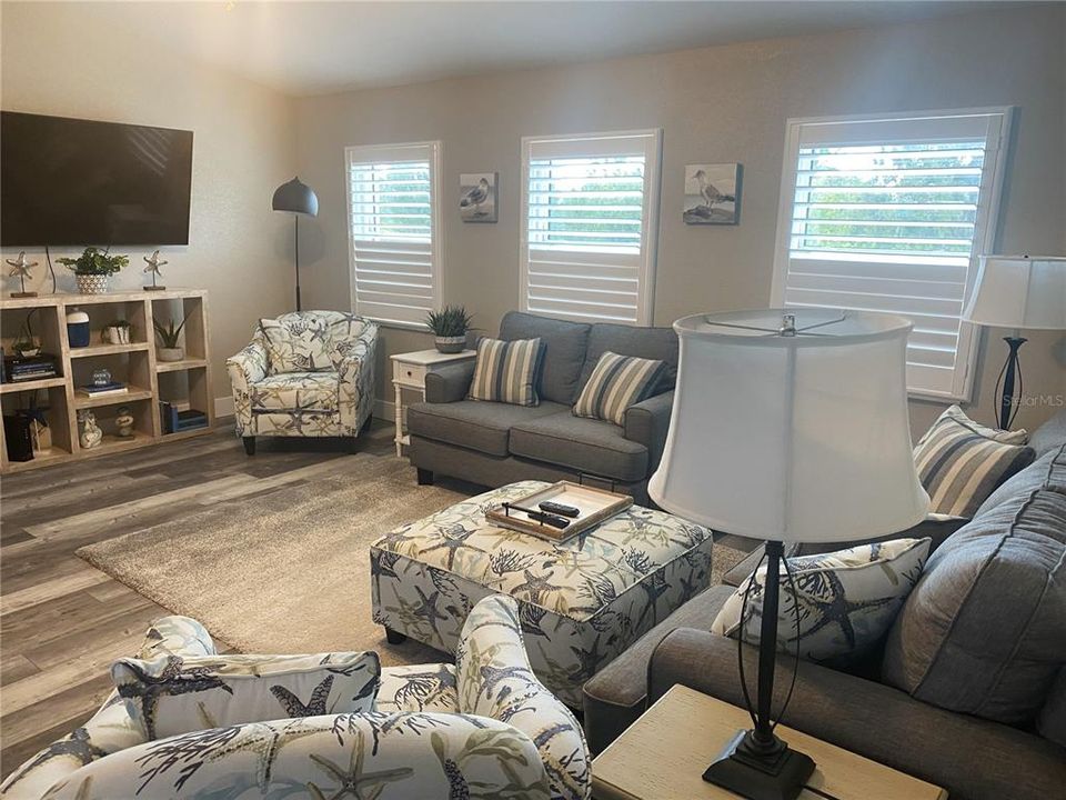 Picture from previous online rental website showing possible furniture layout.