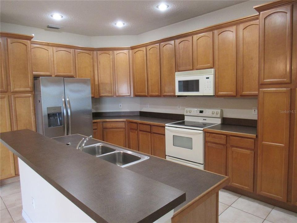 For Rent: $2,500 (3 beds, 2 baths, 2066 Square Feet)