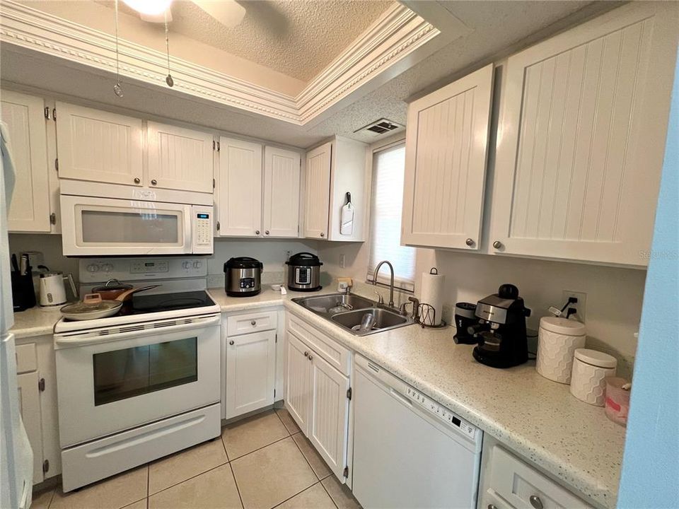 For Sale: $195,000 (2 beds, 2 baths, 838 Square Feet)