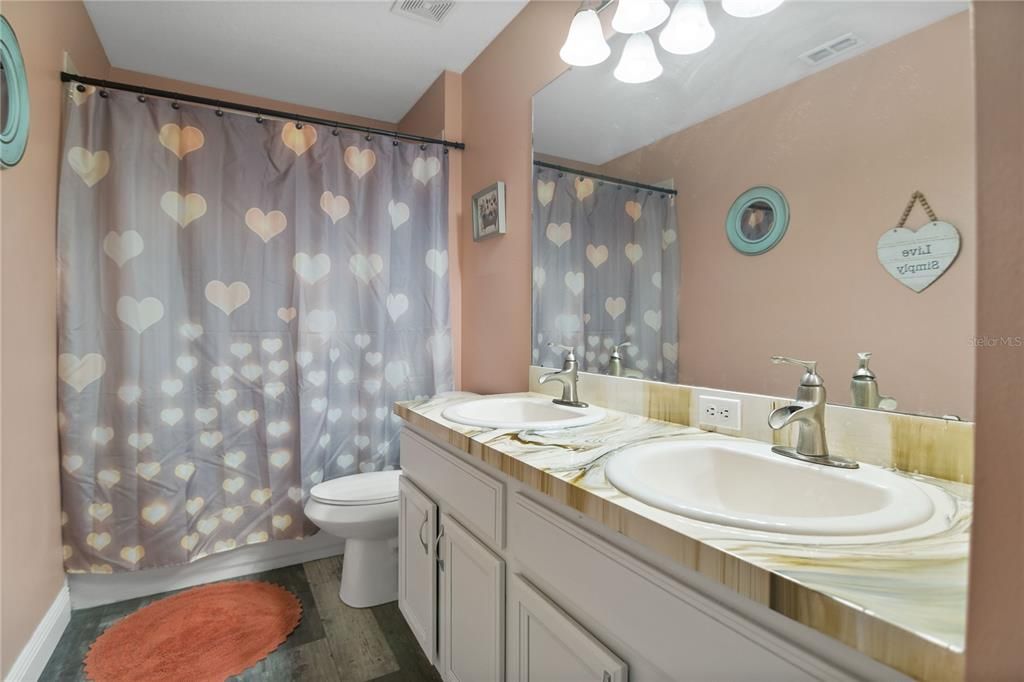 Recently Sold: $475,000 (4 beds, 2 baths, 1938 Square Feet)