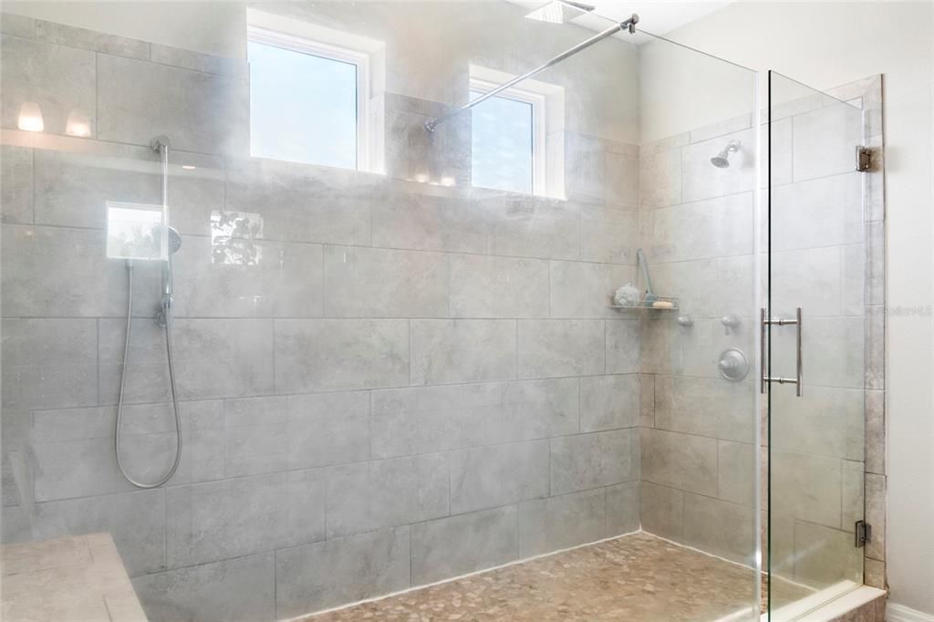 最近售出: $599,999 (5 贝兹, 4 浴室, 3701 平方英尺)
