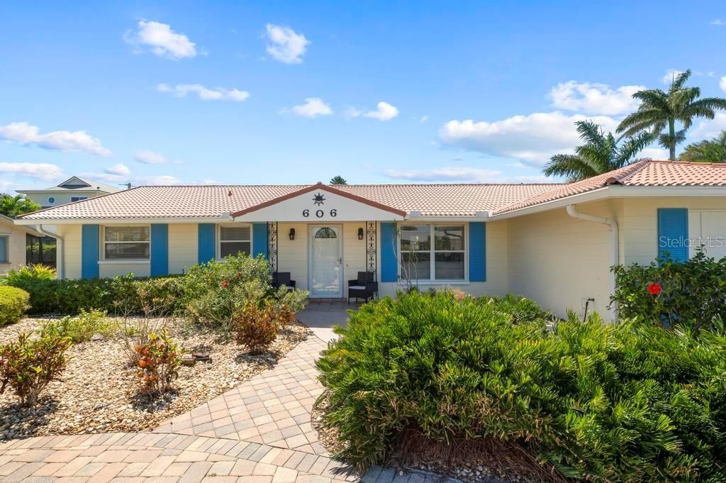 Active With Contract: $1,299,000 (3 beds, 2 baths, 1464 Square Feet)