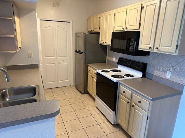 Active With Contract: $1,295 (1 beds, 1 baths, 672 Square Feet)