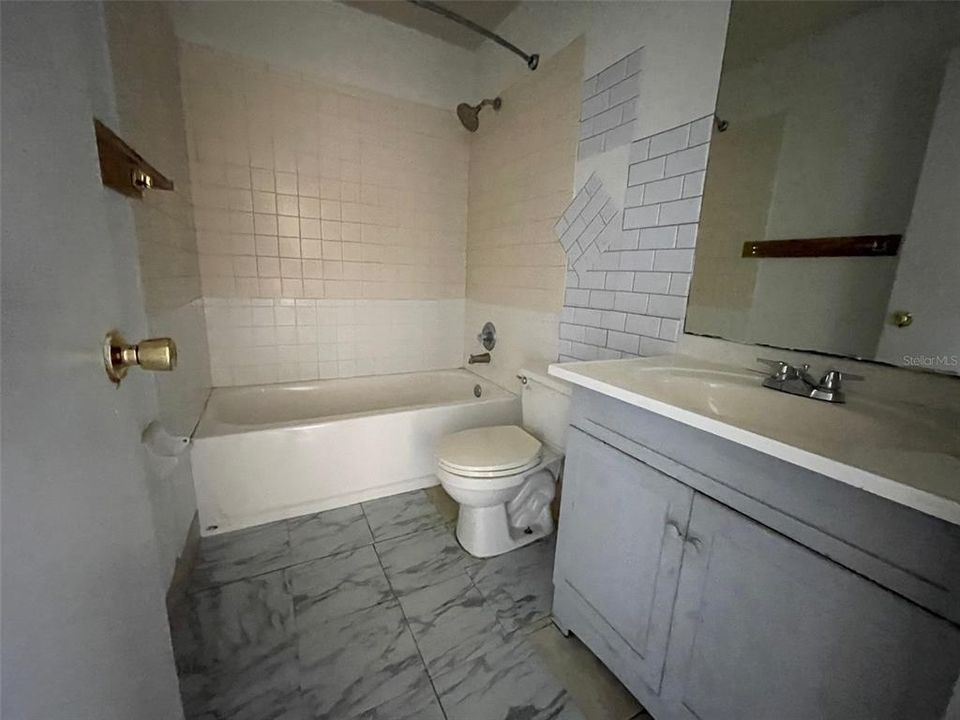 For Rent: $1,100 (2 beds, 1 baths, 840 Square Feet)