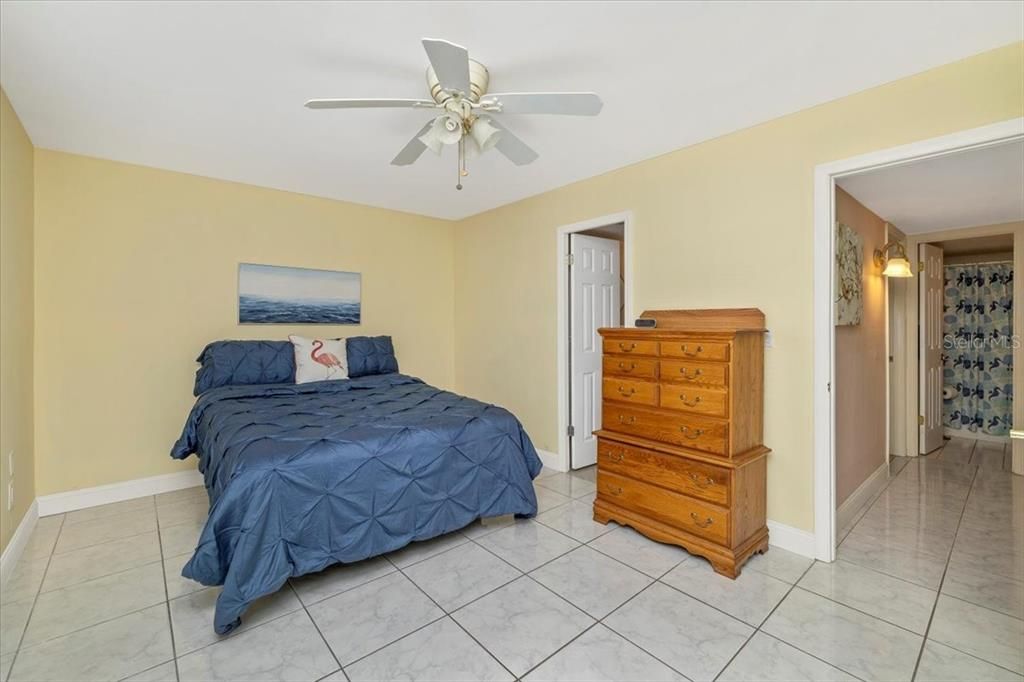 Active With Contract: $129,900 (2 beds, 2 baths, 919 Square Feet)