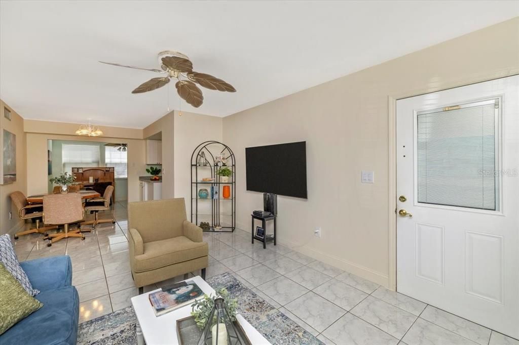 Active With Contract: $129,900 (2 beds, 2 baths, 919 Square Feet)