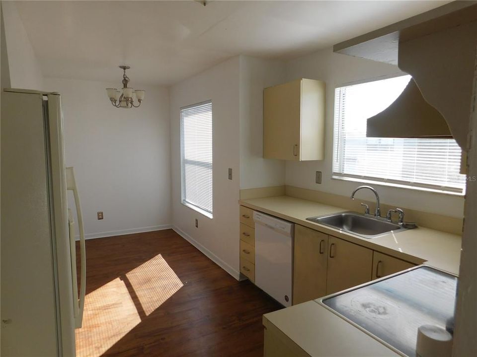 Active With Contract: $1,550 (2 beds, 2 baths, 1008 Square Feet)