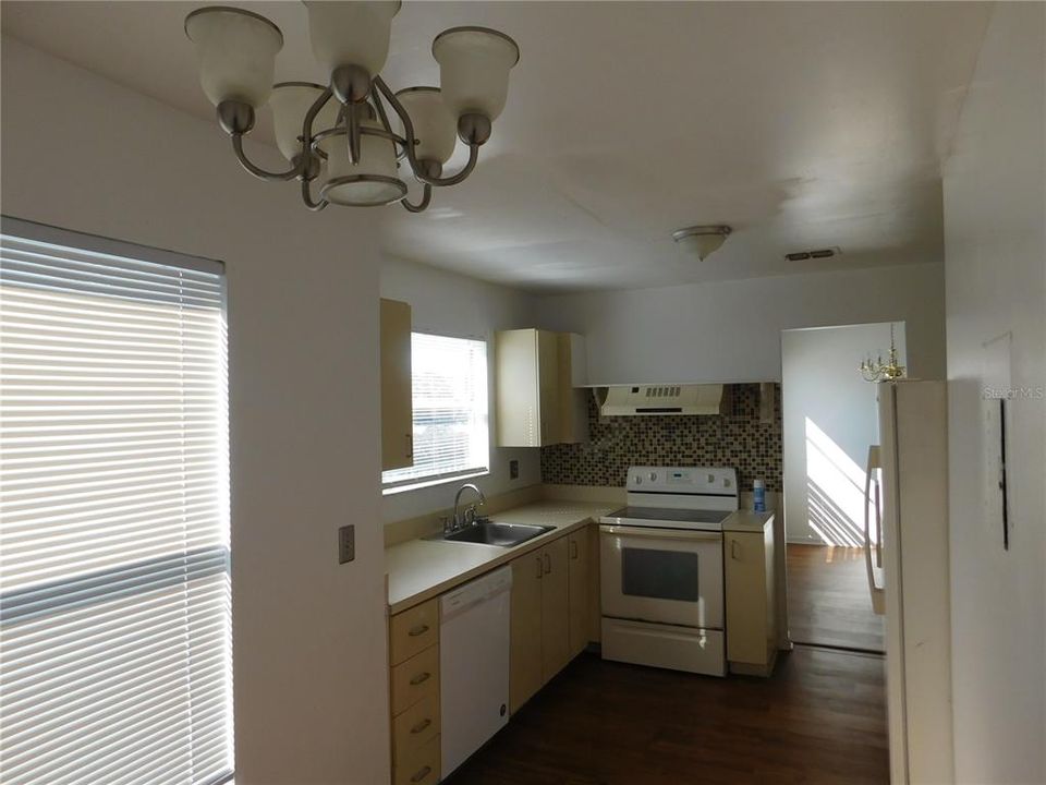 Active With Contract: $1,550 (2 beds, 2 baths, 1008 Square Feet)