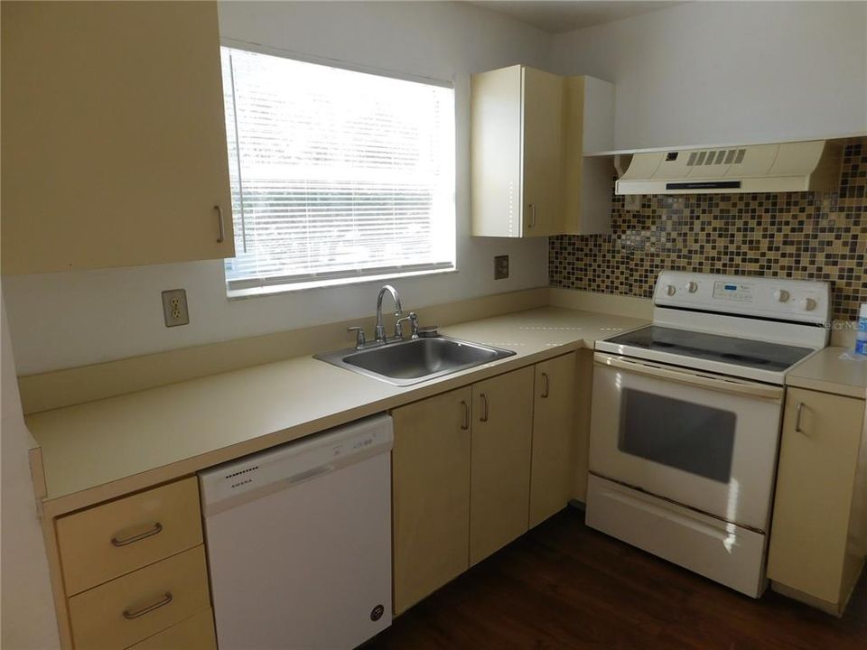 Active With Contract: $1,550 (2 beds, 2 baths, 1008 Square Feet)