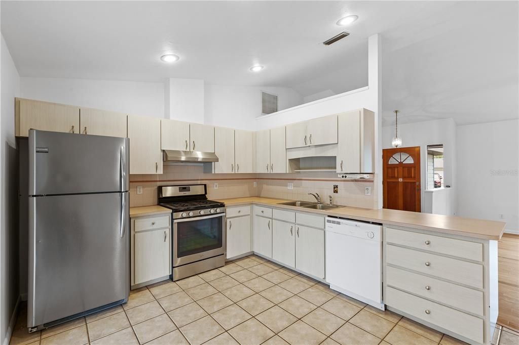 Active With Contract: $299,900 (3 beds, 2 baths, 1374 Square Feet)