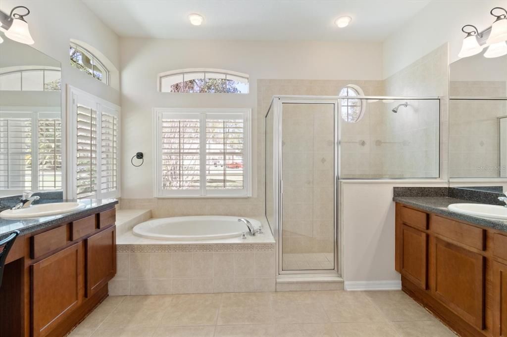 Master Bathroom w/ Dual Sinks, Garden Tub & Tiled Shower