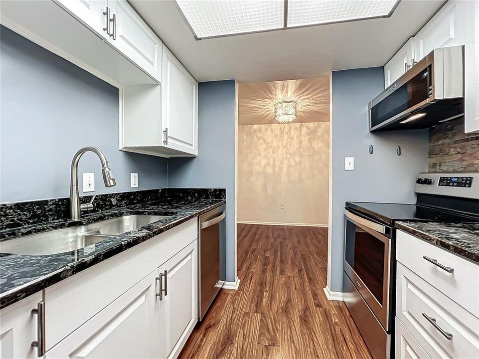 For Sale: $167,500 (1 beds, 1 baths, 726 Square Feet)