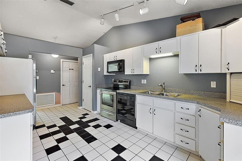 Active With Contract: $375,000 (3 beds, 2 baths, 1839 Square Feet)