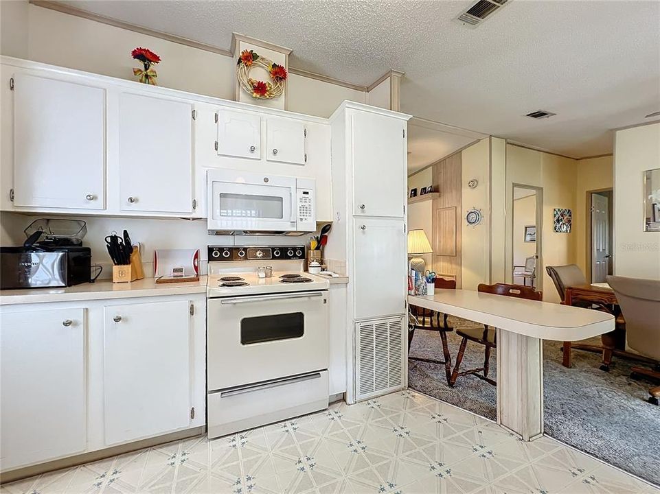 For Sale: $205,000 (2 beds, 2 baths, 936 Square Feet)