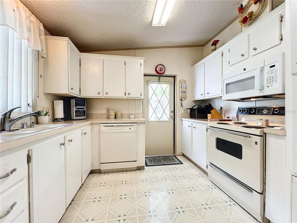 For Sale: $205,000 (2 beds, 2 baths, 936 Square Feet)