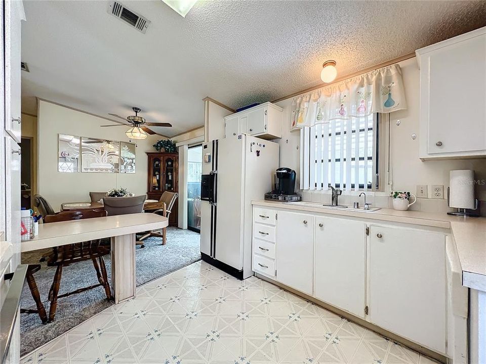 For Sale: $205,000 (2 beds, 2 baths, 936 Square Feet)