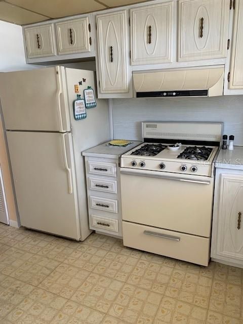 For Sale: $89,500 (1 beds, 1 baths, 765 Square Feet)