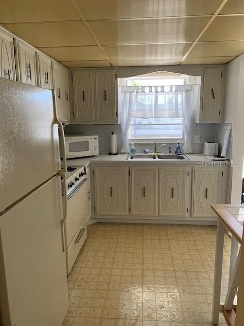 For Sale: $89,500 (1 beds, 1 baths, 765 Square Feet)