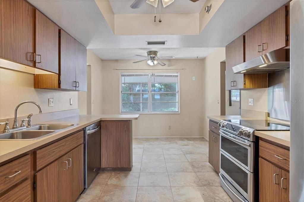 Active With Contract: $400,000 (3 beds, 2 baths, 1678 Square Feet)