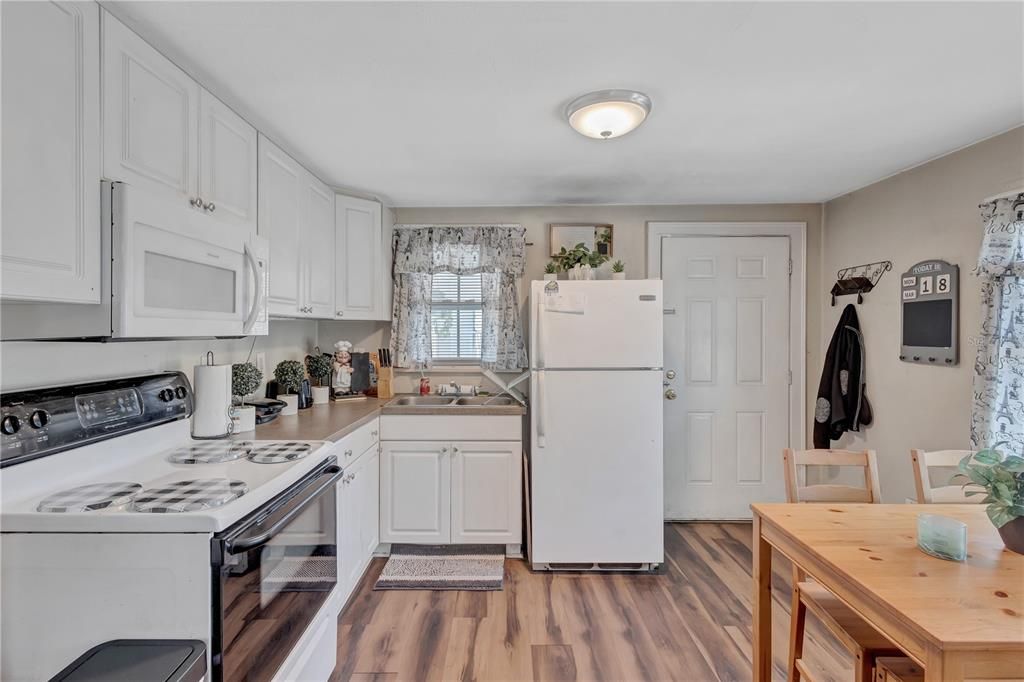 Active With Contract: $450,000 (2 beds, 0 baths, 1296 Square Feet)