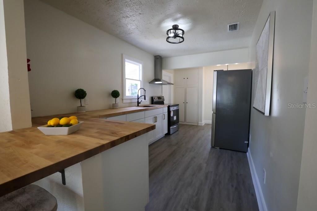 Active With Contract: $450,000 (2 beds, 3 baths, 1296 Square Feet)