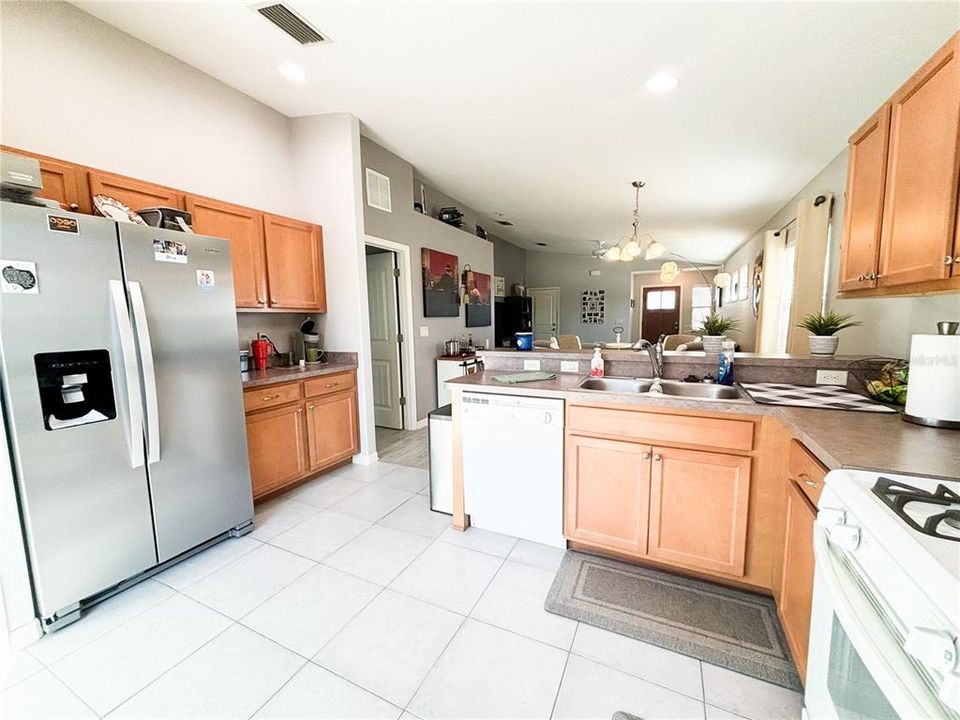 For Sale: $365,000 (2 beds, 2 baths, 1161 Square Feet)