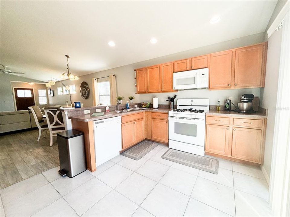 For Sale: $365,000 (2 beds, 2 baths, 1161 Square Feet)