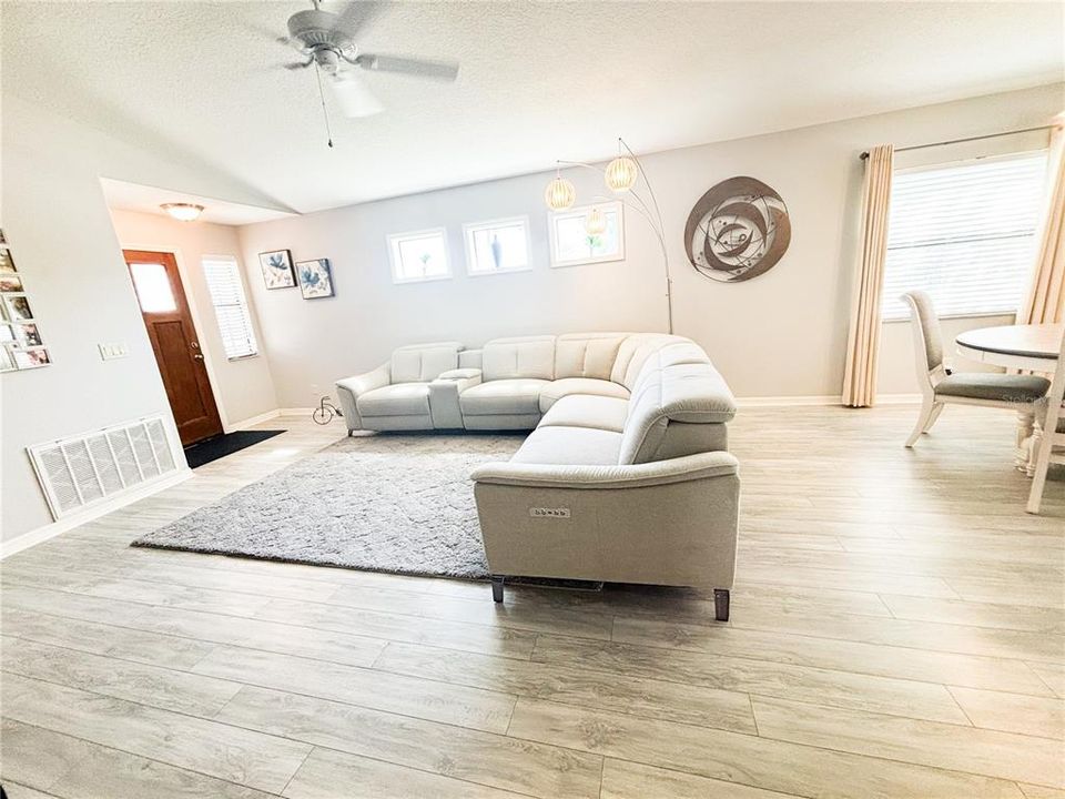 For Sale: $365,000 (2 beds, 2 baths, 1161 Square Feet)