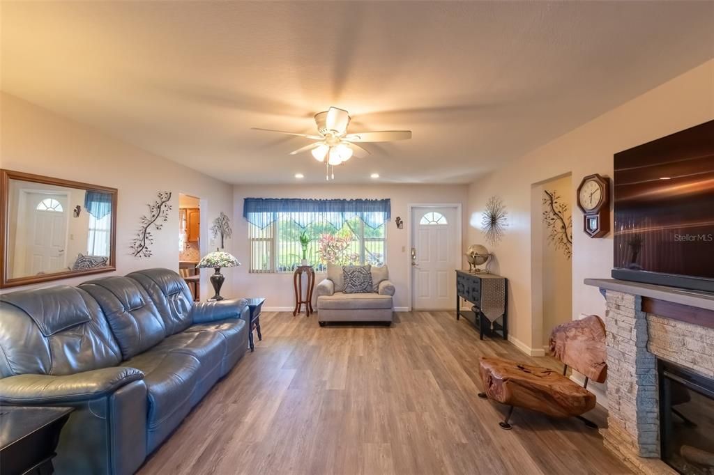 For Sale: $349,900 (2 beds, 1 baths, 1314 Square Feet)