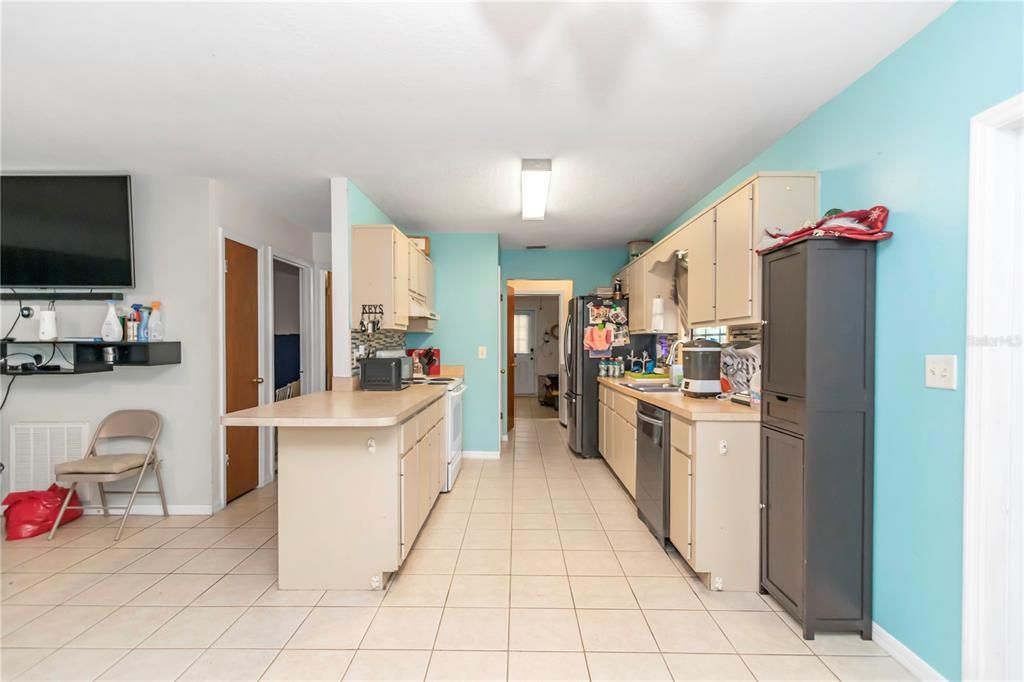 Active With Contract: $245,000 (3 beds, 2 baths, 1296 Square Feet)