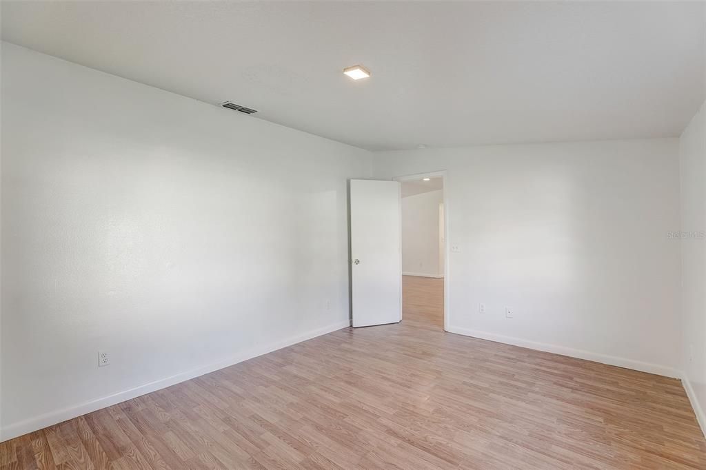 Active With Contract: $199,900 (3 beds, 2 baths, 1716 Square Feet)