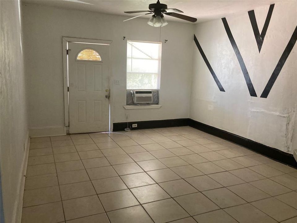 Recently Rented: $975 (2 beds, 1 baths, 928 Square Feet)