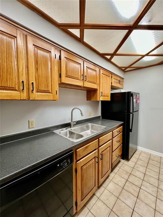 For Rent: $1,350 (2 beds, 2 baths, 975 Square Feet)