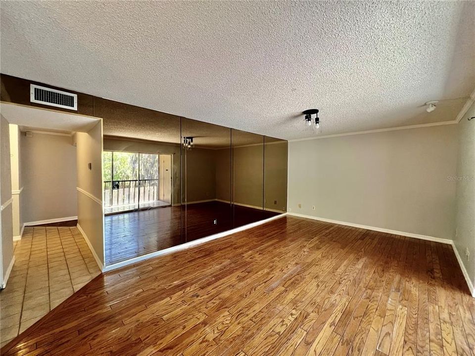 For Rent: $1,350 (2 beds, 2 baths, 975 Square Feet)